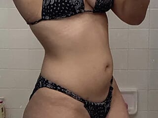 goodlesbianpussy22 live webcam thumbnail