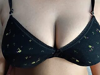 Gujju_bhabhi69 live webcam thumbnail