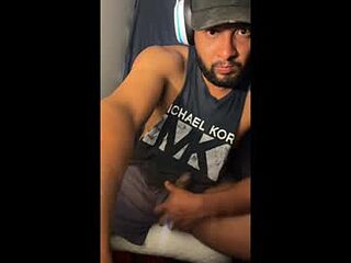 guesswhosback13 live webcam thumbnail