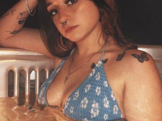 haleyqueen9528 live webcam thumbnail