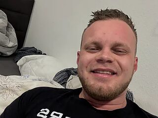 hallihallo12343 live webcam thumbnail