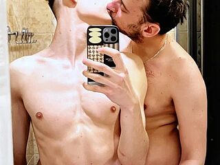 HisDaddyTwink live webcam thumbnail