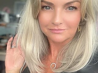 Holly-BlondeMILF44 live webcam thumbnail