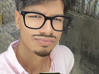Hottestchickk live webcam thumbnail