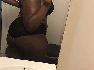 Hottiechocolatier live webcam thumbnail