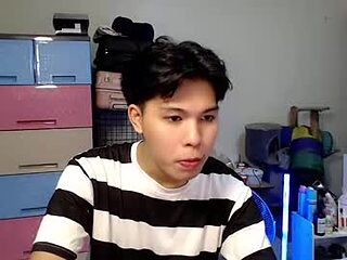 hot_kisser19 live webcam thumbnail