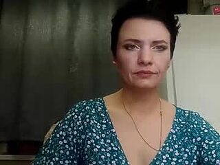 hotmamaqueen234 live webcam thumbnail