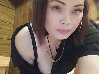 Hugeboobies69 live webcam thumbnail