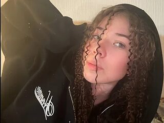 Jennin_Hearl live webcam thumbnail