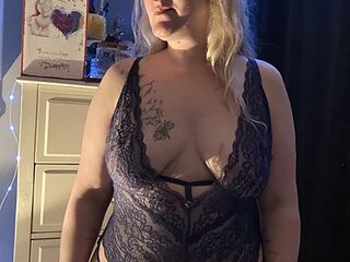 juicylucymeow live webcam thumbnail