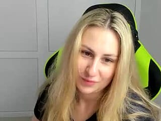 julia_sunshinee live webcam thumbnail