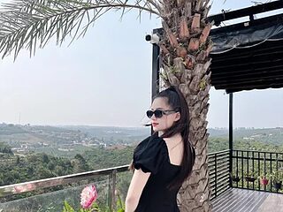 julialy_ live webcam thumbnail
