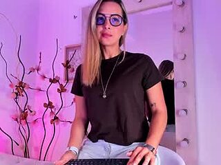 julieth_velvet live webcam thumbnail