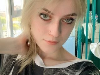 KiraMontoya live webcam thumbnail