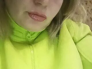 KiraStanton live webcam thumbnail