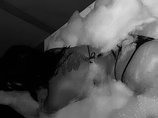 LARIISSAEVANS live webcam thumbnail