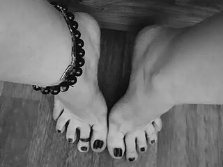 Laura-Parker live webcam thumbnail