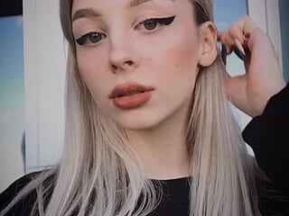 Laurainlove live webcam thumbnail
