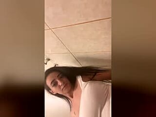 larraashley live webcam thumbnail