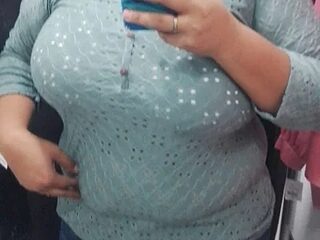 latina_bigtitss live webcam thumbnail