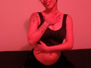 laura-hills18 live webcam thumbnail