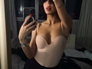 Leya_Foxhall live webcam thumbnail