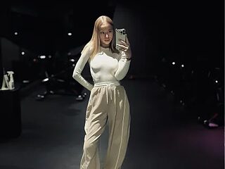 leyaaftermidnight live webcam thumbnail