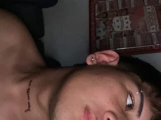 Liam_grey01_ live webcam thumbnail