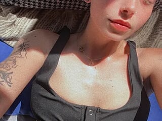 LillyWannaPlay live webcam thumbnail