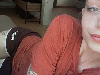LillyWannaPlayy live webcam thumbnail