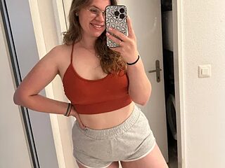 Lina-Love live webcam thumbnail