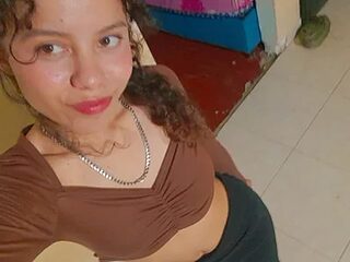 lia_valmont_01 live webcam thumbnail