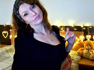 LoveElenika live webcam thumbnail