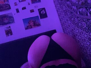 lola_chienne live webcam thumbnail