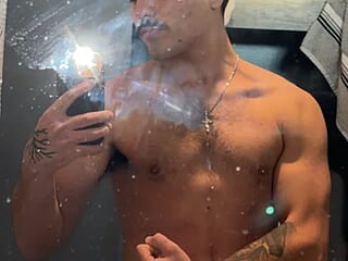 loveskinnywhitegirls live webcam thumbnail