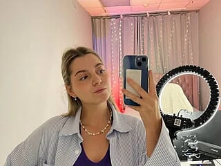 LucreciaStorm live webcam thumbnail