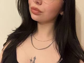 LucyHotelling live webcam thumbnail