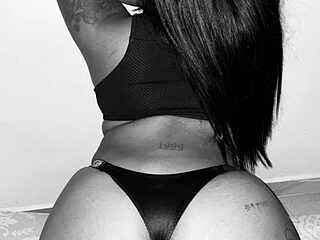 Luna_and_Rose live webcam thumbnail