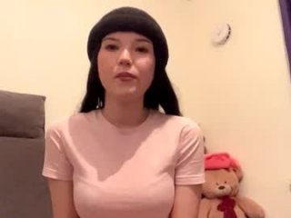 lucreciatout live webcam thumbnail