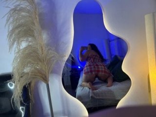 lucyylinnn live webcam thumbnail
