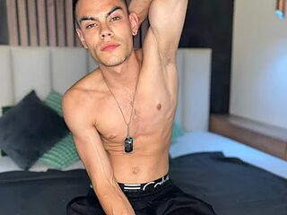 Lycan__ live webcam thumbnail