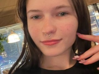 LynHillaire live webcam thumbnail