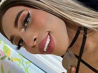 Madissonbeer_ live webcam thumbnail