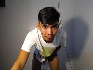 massive_cumboy live webcam thumbnail