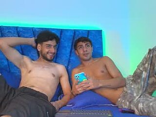 maxi_and_evan live webcam thumbnail