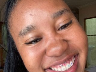 MeekyCurvyAss live webcam thumbnail