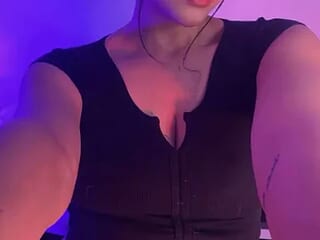 Megan_222_ live webcam thumbnail