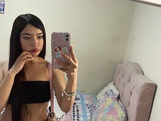 Miakittyyy live webcam thumbnail