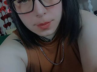 MillaSourretY live webcam thumbnail