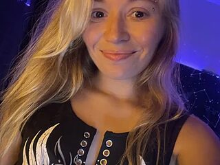 Mini_girl_do_it_better live webcam thumbnail